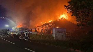 In Vionnaz im Unterwallis ist am Mittwochmorgen ein Gebäude vollständig abgebrannt.